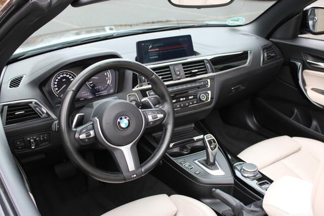 BMW 2-SERIE Cabrio 220i High Executive M Sport Automaat / Achteruitrijcamera / Sportstoelen / M Sportonderstel / Navigatie Professional / Stoelverwarming
