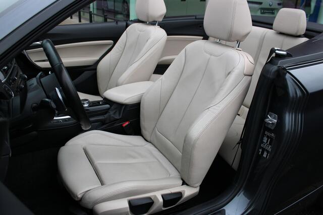 BMW 2-SERIE Cabrio 220i High Executive M Sport Automaat / Achteruitrijcamera / Sportstoelen / M Sportonderstel / Navigatie Professional / Stoelverwarming