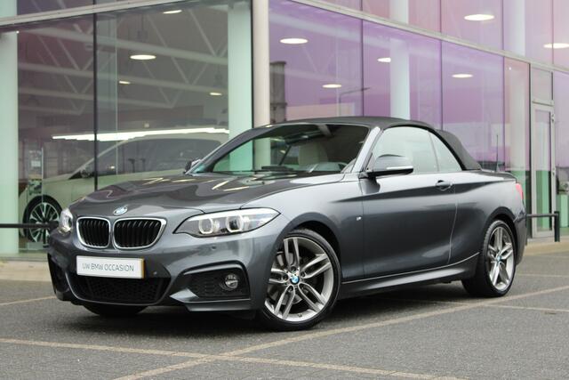 BMW 2-SERIE Cabrio 220i High Executive M Sport Automaat / Achteruitrijcamera / Sportstoelen / M Sportonderstel / Navigatie Professional / Stoelverwarming