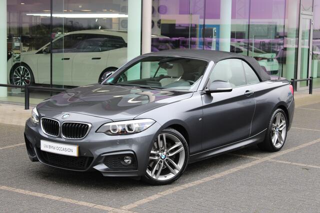 BMW 2-SERIE Cabrio 220i High Executive M Sport Automaat / Achteruitrijcamera / Sportstoelen / M Sportonderstel / Navigatie Professional / Stoelverwarming