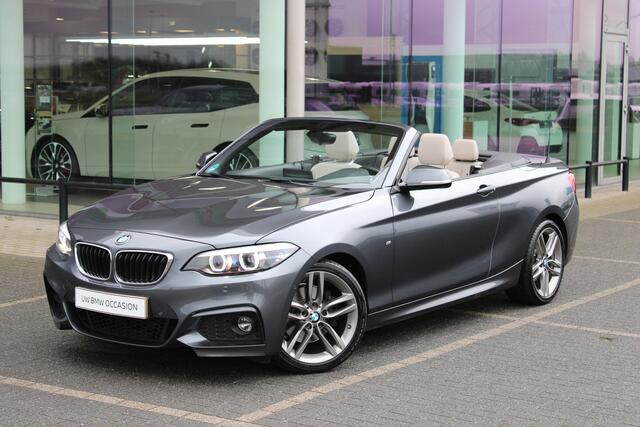 BMW 2-SERIE Cabrio 220i High Executive M Sport Automaat / Achteruitrijcamera / Sportstoelen / M Sportonderstel / Navigatie Professional / Stoelverwarming