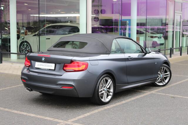 BMW 2-SERIE Cabrio 220i High Executive M Sport Automaat / Achteruitrijcamera / Sportstoelen / M Sportonderstel / Navigatie Professional / Stoelverwarming