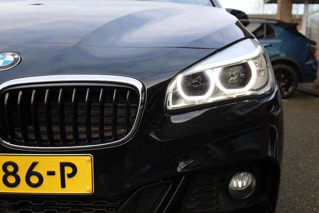 BMW 2-SERIE Active Tourer 218i Centennial High Executive M-Sport TREKHAAK-AFN LEER HUD STOELVERW. CRUISE CLIMA NAP NAVI PDC 17''LMV