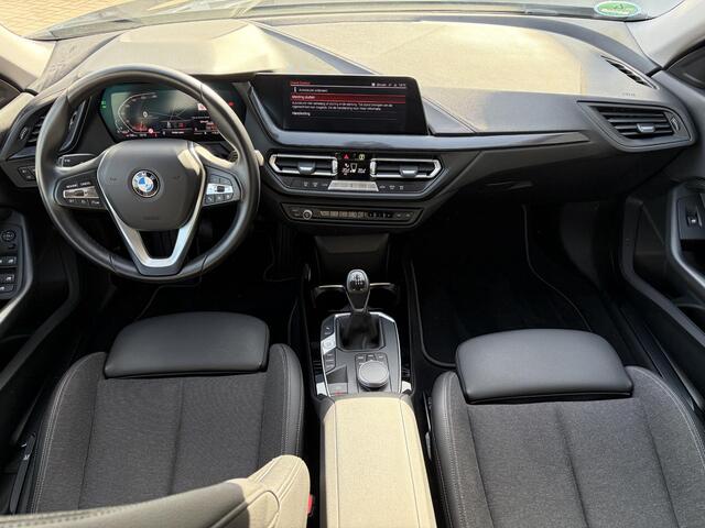 BMW 2-SERIE Gran Coupé 218i Exec. Edition Sport Line / Apple Carplay & Android Auto / Parkeersensoren voor en achter / Cruise control / DAB / 17" lichtmetalen velgen / Sportstoelen / Live Cockpit Plus