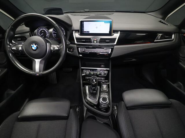 BMW 2-SERIE Active Tourer 218i High Executive M Sport [TREKHAAK, HARMAN/KARDON, CRUISE CONTROL, BLUETOOTH TELEFOON, HUD, ACHTERUITRIJCAMERA, PDC V+A, BMW LED, NIEUWSTAAT]