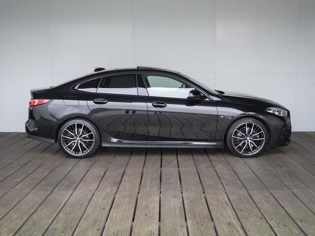 BMW 2-SERIE Gran Coupé 220i | High Executive | M Sport | Parking Pack | Panoramadak | Stoelverwarming | Achteruitrijcamera | 19''