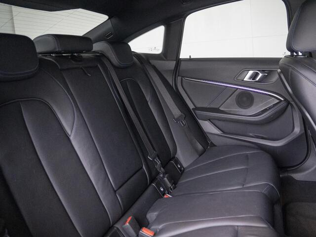 BMW 2-SERIE Gran Coupé 220i | High Executive | M Sport | Parking Pack | Panoramadak | Stoelverwarming | Achteruitrijcamera | 19''