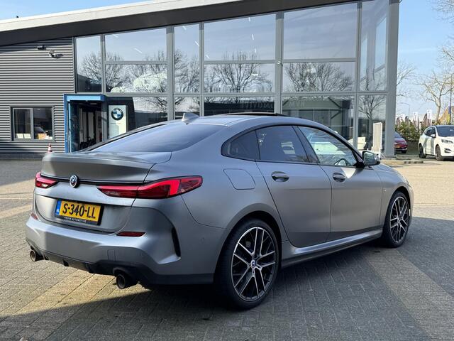 BMW 2-SERIE Gran Coupé 220i M-SPORT| BOMVOL! | HARMAN KARDON| PANO| FROZEN GREY| STOEL+ STUURVERWARMING| DEALER OH. | ORIGINEEL NEDERLANDS| KUIPSTOELEN| LEER | 19 INCH!