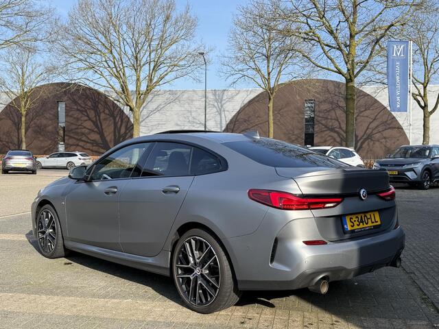 BMW 2-SERIE Gran Coupé 220i M-SPORT| BOMVOL! | HARMAN KARDON| PANO| FROZEN GREY| STOEL+ STUURVERWARMING| DEALER OH. | ORIGINEEL NEDERLANDS| KUIPSTOELEN| LEER | 19 INCH!