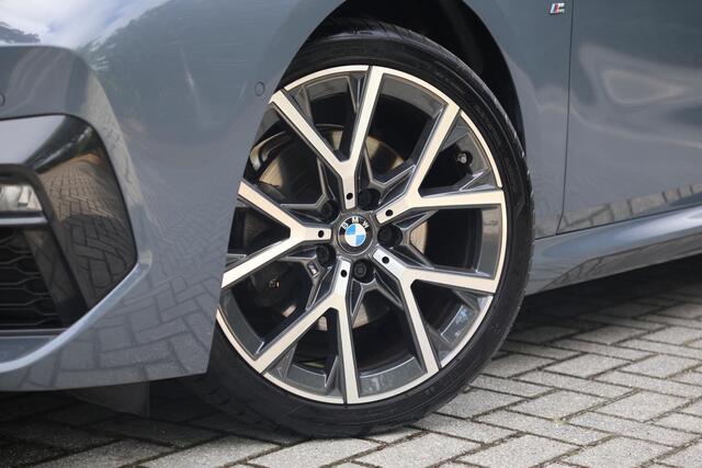 BMW 2-SERIE 218i Gran Coupé M-Sport | Adap Cruise | Afn. Trekhaak | Harman Kardon | Stoelverwarming | Stuurwielverwarming | DAB | Camera | Sportstoelen | Etc.