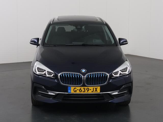 BMW 2-SERIE Active Tourer 225xe iPerformance High Executive | HUD | Lederen Interieur | Groot Navigatie | DAB | Camera | Stoelverwarming | Panoramadak | Harman/Kardon | BMW LED | Ele. kofferdeksel |