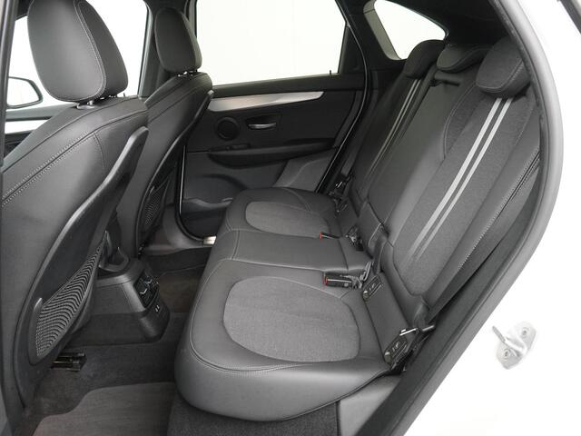 BMW 2-SERIE Active Tourer 225xe iPerformance Executive - Navigatie - Stoelverwarming - Camera - Trekhaak