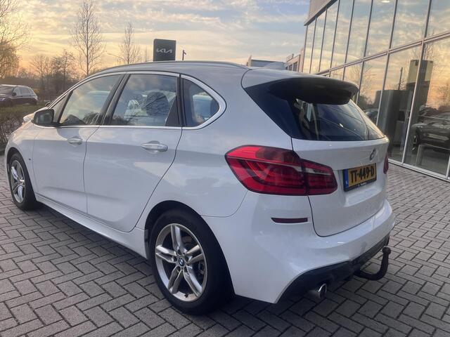 BMW 2-SERIE Active Tourer 220i High Executive Launch Edition Panorama dak|192 Pk| Trekhaak| Headup|Automaat| zeer nette auto!!