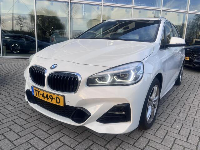 BMW 2-SERIE Active Tourer 220i High Executive Launch Edition Panorama dak|192 Pk| Trekhaak| Headup|Automaat| zeer nette auto!!
