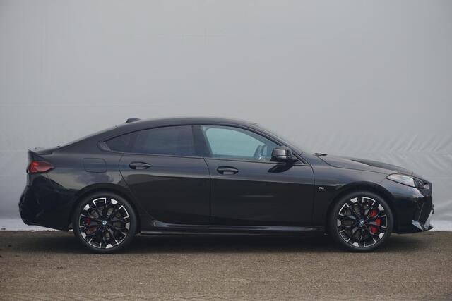 BMW 2-SERIE Gran Coupé M235 xDrive | Driving Assistant Professional / Head-up / Rondomzicht Camera's / M sportstoelen / Elektrische Stoelen + Memory