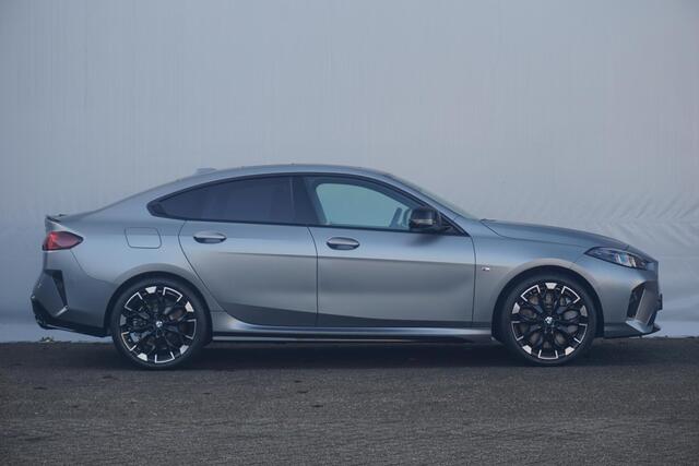 BMW 2-SERIE Gran Coupé M235 xDrive M Sport Pro / Trekhaak / Panoramadak / Driving Assistant Professional / Head-up / Rondomzicht Camera's / M sportstoelen / Elektrische Stoelen + Memory