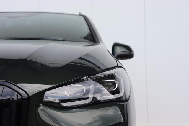 BMW 2-SERIE Active Tourer 225e xDrive | M Sportpakket / Trekhaak / Driving Assistant Professional / Head-up / Rondomzicht camera / Elektrische Stoelen met Memory & Massafunctie / Harman Kardon / 19 Inch