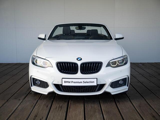 BMW 2-SERIE Cabrio 220i | High Executive | M Sportpakket | Stuurwielrand Verwarmd | Achteruitrijcamera | Stoelverwarming | Sportstoelen | 18''