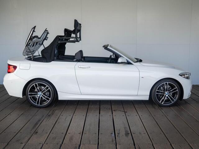 BMW 2-SERIE Cabrio 220i | High Executive | M Sportpakket | Stuurwielrand Verwarmd | Achteruitrijcamera | Stoelverwarming | Sportstoelen | 18''