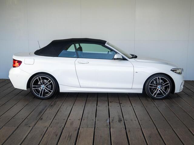 BMW 2-SERIE Cabrio 220i | High Executive | M Sportpakket | Stuurwielrand Verwarmd | Achteruitrijcamera | Stoelverwarming | Sportstoelen | 18''