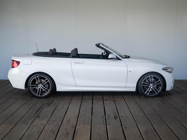 BMW 2-SERIE Cabrio 220i | High Executive | M Sportpakket | Stuurwielrand Verwarmd | Achteruitrijcamera | Stoelverwarming | Sportstoelen | 18''