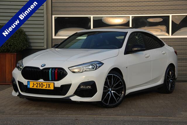 BMW 2-SERIE Gran Coupé 218i High Executive M-Sport | NL Auto | Panoramadak | Schaalstoelen | Camera | LED | Parking Pack | Sfeer | CarPlay | M Aerodynamicapakket | M sportonderstel | Sportstoelen | Navi | Cruise | LMV 19'' | Zeer nette