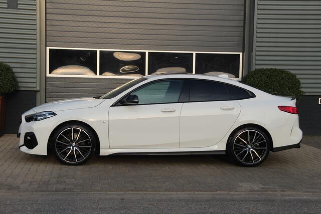 BMW 2-SERIE Gran Coupé 218i High Executive M-Sport | NL Auto | Panoramadak | Schaalstoelen | Camera | LED | Parking Pack | Sfeer | CarPlay | M Aerodynamicapakket | M sportonderstel | Sportstoelen | Navi | Cruise | LMV 19'' | Zeer nette