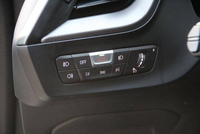 BMW 2-SERIE Gran Coupé 218i High Executive M-Sport | NL Auto | Panoramadak | Schaalstoelen | Camera | LED | Parking Pack | Sfeer | CarPlay | M Aerodynamicapakket | M sportonderstel | Sportstoelen | Navi | Cruise | LMV 19'' | Zeer nette