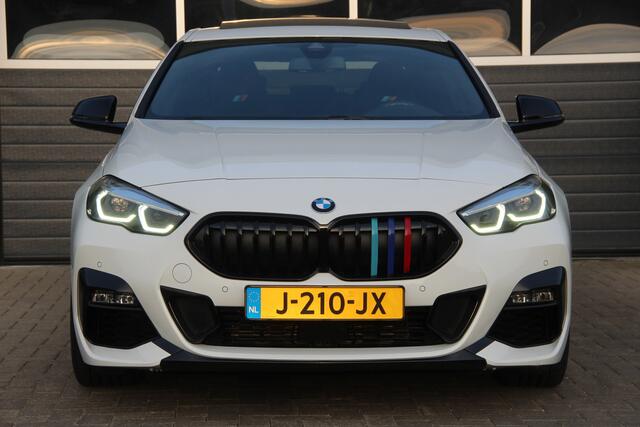 BMW 2-SERIE Gran Coupé 218i High Executive M-Sport | NL Auto | Panoramadak | Schaalstoelen | Camera | LED | Parking Pack | Sfeer | CarPlay | M Aerodynamicapakket | M sportonderstel | Sportstoelen | Navi | Cruise | LMV 19'' | Zeer nette