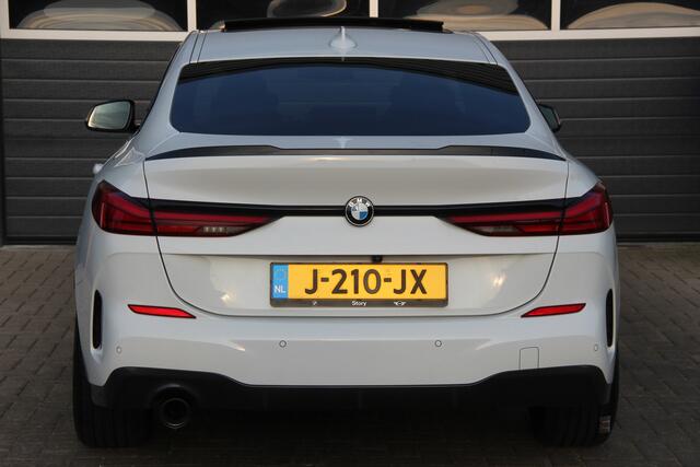 BMW 2-SERIE Gran Coupé 218i High Executive M-Sport | NL Auto | Panoramadak | Schaalstoelen | Camera | LED | Parking Pack | Sfeer | CarPlay | M Aerodynamicapakket | M sportonderstel | Sportstoelen | Navi | Cruise | LMV 19'' | Zeer nette