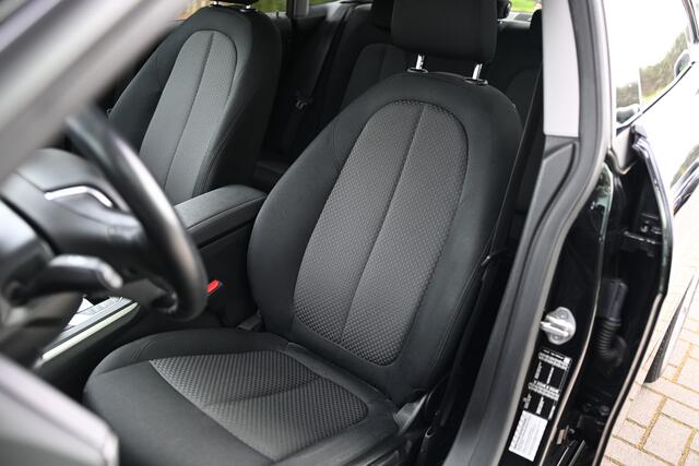 BMW 2-SERIE Gran Coupé 220i Executive Automaat / Navigatie / Adaptieve LED / Live Cockpit Professional / Cruise Control / Extra getint glas achter