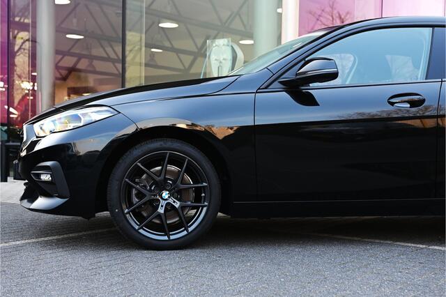 BMW 2-SERIE Gran Coupé 220i Executive Automaat / Navigatie / Adaptieve LED / Live Cockpit Professional / Cruise Control / Extra getint glas achter