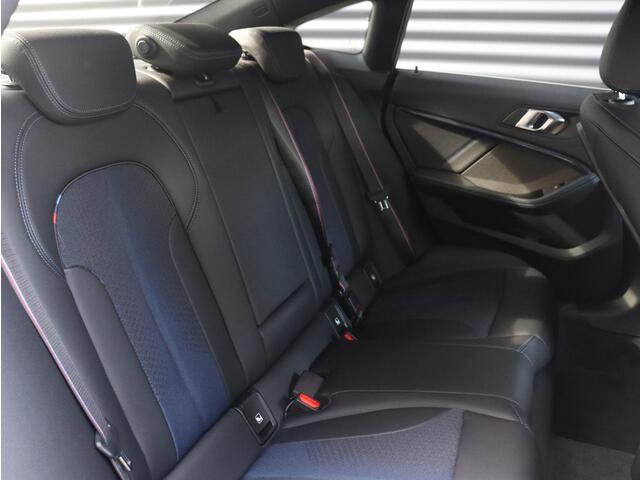 BMW 2-SERIE Gran Coupé 218i | High Executive | M Sportpakket | Harman Kardon | Stuurwiel Verwarmd | Sportstoelen | Camera | M Sportremmen | 19'' LMV