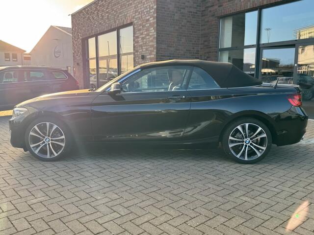 BMW 2-SERIE Cabrio 218iA LUXURY ** LED, LEDER, APPLE/ANDROID, HiFi, 18-inch LMV, 2-zone AIRCO ** 2e EIG - Slechts 58.638km ** ** INFORMEER OOK NAAR ONZE AANTREKKELIJKE FINANCIAL-LEASE TARIEVEN **