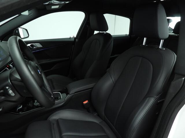 BMW 2-SERIE Gran Coupe 218i | LED | Navigatie | Sportstoelen | Trekhaak | DAB | Hifi speakers | Alu 17 inch