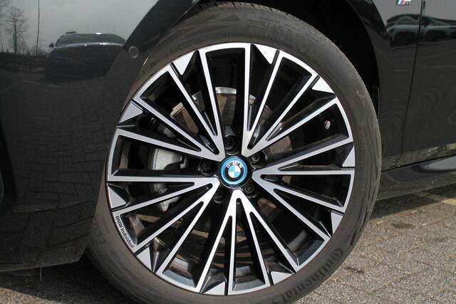 BMW 2-SERIE Active Tourer 225e xDrive Automaat / Panoramadak / Adaptief M Onderstel / Sportstoelen / Stoelverwarming / Adaptieve LED / Parking Assistant Plus / Head-Up