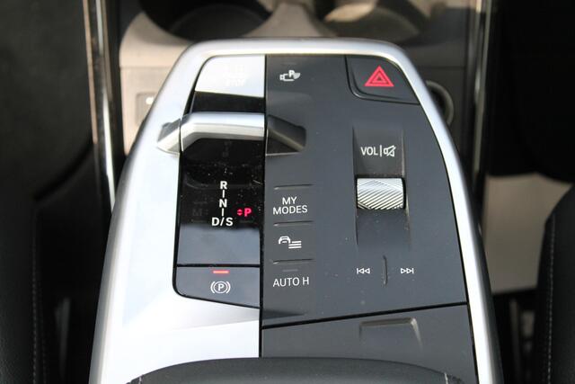 BMW 2-SERIE Active Tourer 225e xDrive Automaat / Panoramadak / Trekhaak / Adaptief M Onderstel / Sportstoelen / Stoelverwarming / Parking Assistant Plus / Head-Up / Adaptieve LED