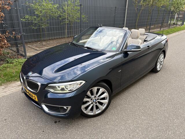 BMW 2-SERIE Cabrio 220i High Executive / AUTOMAAT / NAVI / HARMAN KARDON / LEER / LUXURY / 1E EIGENAAR