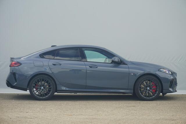 BMW 2-SERIE Gran Coupé 220 | M Sportpakket Pro | Harman Kardon | Panoramadak | Stoel- en stuurwielverwarming