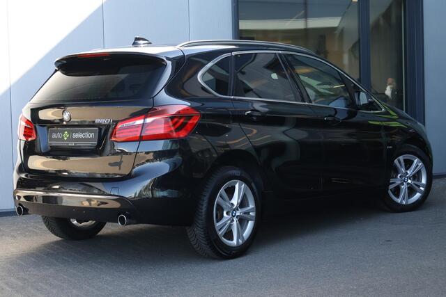 BMW 2-SERIE Active Tourer 220i High Executive / Headup / Sportstoelen