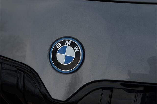 BMW 2-SERIE Act.Tourer 230e xDrive 326 PK M-Sport | Panodak | Head-up | Memory | Harman Kardon | Comfort Access