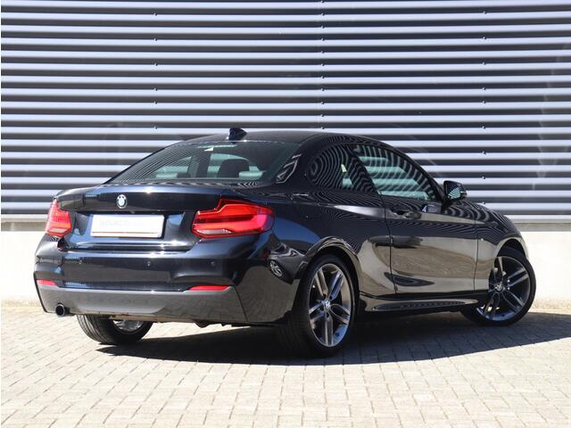 BMW 2-SERIE Coupé 218i | High Executive | M Sportpakket | Comfort Access | Navi Prof. | Achterruitrijcamera| Hi-Fi | Sportstoelen | Stoelverwarming | 18'' LMV