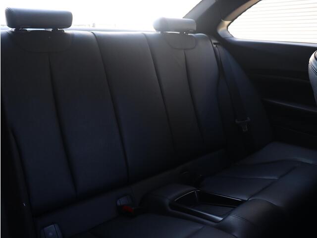 BMW 2-SERIE Coupé 218i | High Executive | M Sportpakket | Comfort Access | Navi Prof. | Achterruitrijcamera| Hi-Fi | Sportstoelen | Stoelverwarming | 18'' LMV