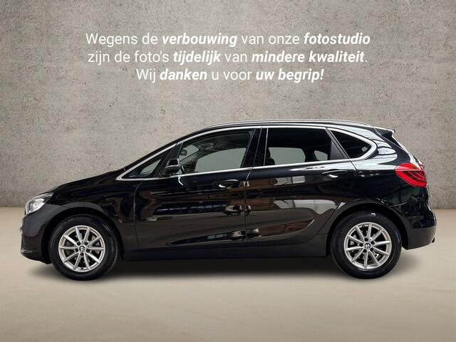BMW 2-SERIE Active Tourer 218i High Executive Automaat (GROOT NAVI, HEAD-UP DISPLAY, CLIMATE, LEDER, STOELVERWARMING, CAMERA, SPORTSTOELEN, GETINT GLAS, CRUISE, NIEUWE APK, NIEUWSTAAT)