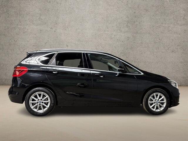 BMW 2-SERIE Active Tourer 218i High Executive Automaat (GROOT NAVI, HEAD-UP DISPLAY, CLIMATE, LEDER, STOELVERWARMING, CAMERA, SPORTSTOELEN, GETINT GLAS, CRUISE, NIEUWE APK, NIEUWSTAAT)