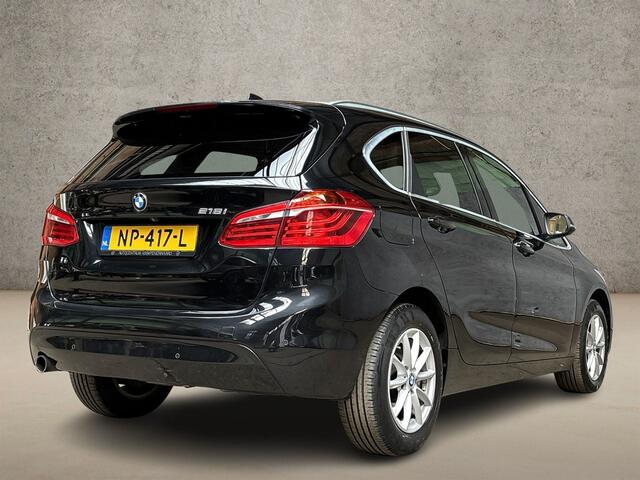 BMW 2-SERIE Active Tourer 218i High Executive Automaat (GROOT NAVI, HEAD-UP DISPLAY, CLIMATE, LEDER, STOELVERWARMING, CAMERA, SPORTSTOELEN, GETINT GLAS, CRUISE, NIEUWE APK, NIEUWSTAAT)
