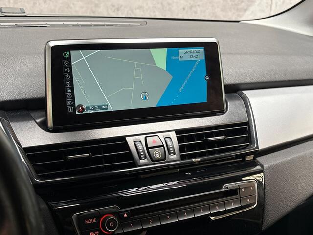 BMW 2-SERIE Active Tourer 218i High Executive Automaat (GROOT NAVI, HEAD-UP DISPLAY, CLIMATE, LEDER, STOELVERWARMING, CAMERA, SPORTSTOELEN, GETINT GLAS, CRUISE, NIEUWE APK, NIEUWSTAAT)