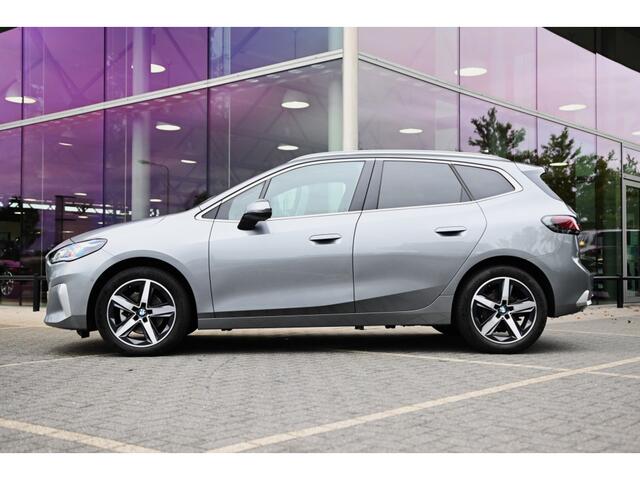 BMW 2-SERIE Active Tourer 218i Automaat / Trekhaak / Panoramadak / Sportstoelen / Comfort Access / Head-Up / Harman-Kardon / Stoelverwarming