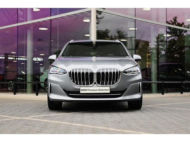 BMW 2-SERIE Active Tourer 218i Automaat / Trekhaak / Panoramadak / Sportstoelen / Comfort Access / Head-Up / Harman-Kardon / Stoelverwarming