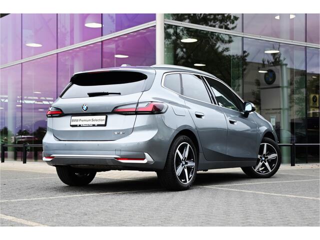 BMW 2-SERIE Active Tourer 218i Automaat / Trekhaak / Panoramadak / Sportstoelen / Comfort Access / Head-Up / Harman-Kardon / Stoelverwarming